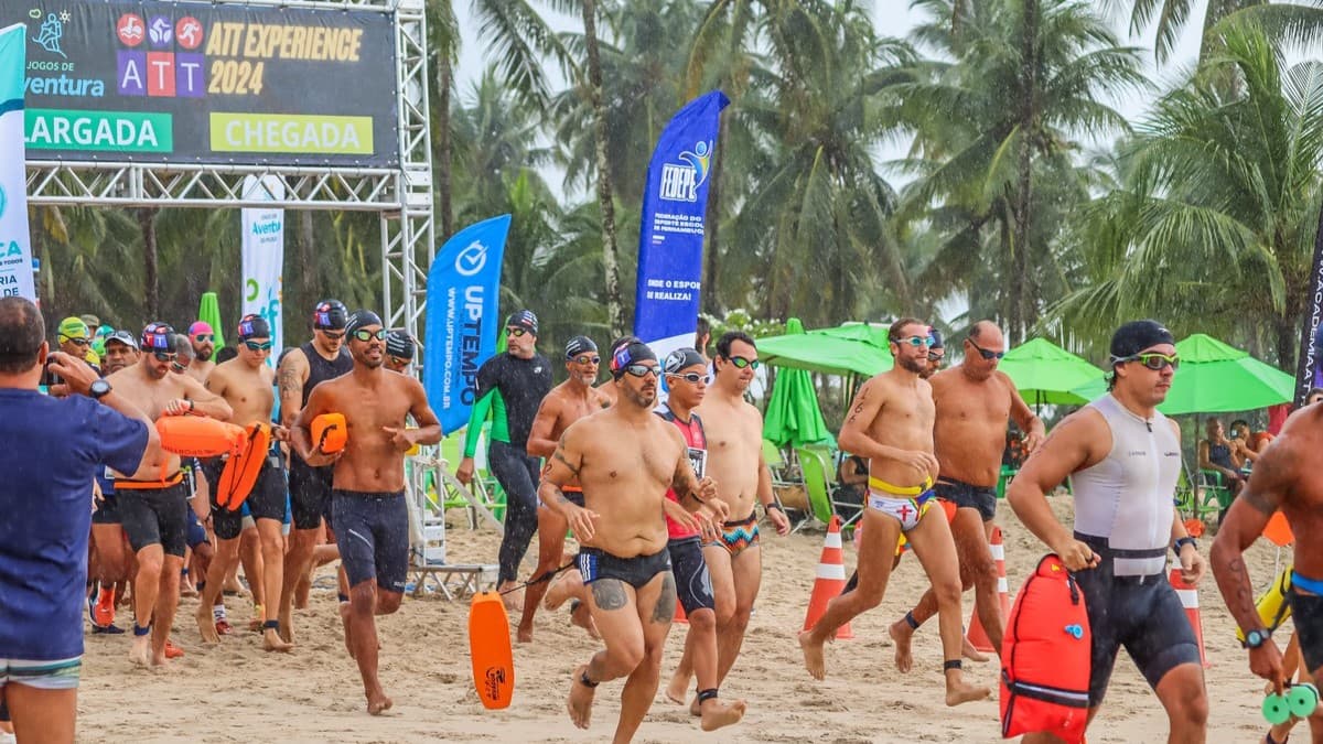 Atleta de triathlon superando seus limites no mar